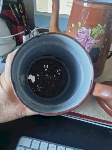 cafetière  en tole émaillée  décor de fleurs  au léger relief