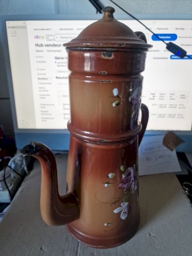 cafetière  en tole émaillée  décor de fleurs  au léger relief
