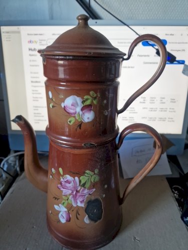 cafetière  en tole émaillée  décor de fleurs  au léger relief