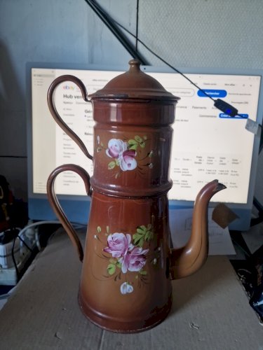 cafetière  en tole émaillée  décor de fleurs  au léger relief