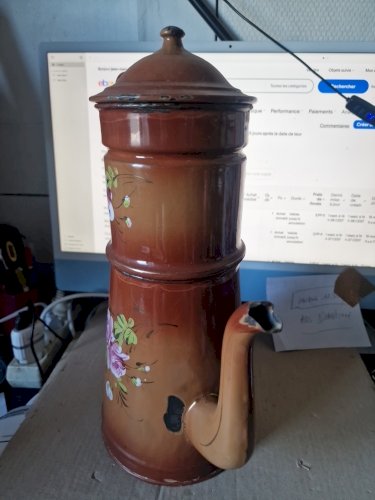cafetière  en tole émaillée  décor de fleurs  au léger relief