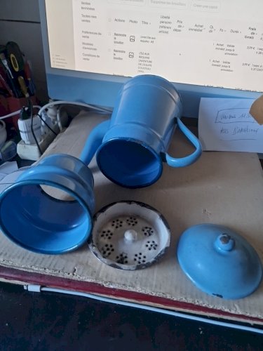 cafetière  en tole émaillée  décor Uni