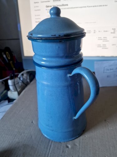 cafetière  en tole émaillée  décor Uni