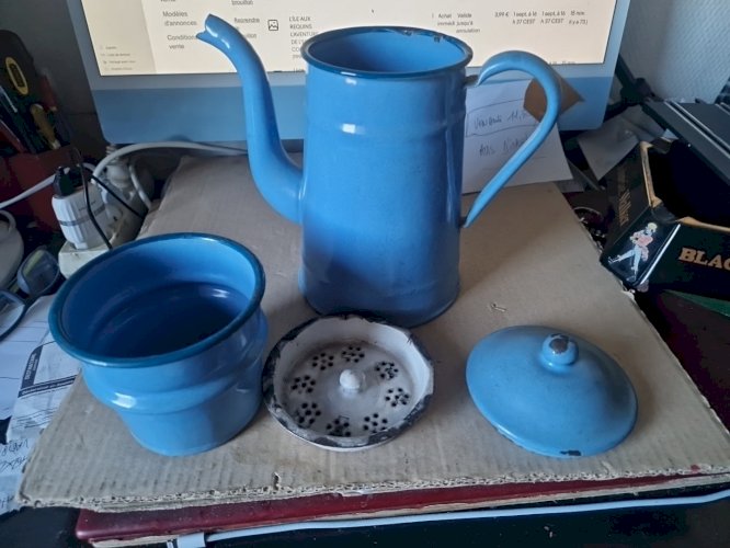 cafetière  en tole émaillée  décor Uni