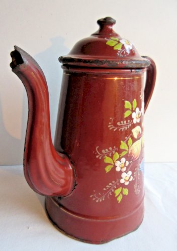 Cafetière en tôle émaillée grenat, décor en relief: Fruits, fleurs et feuilles