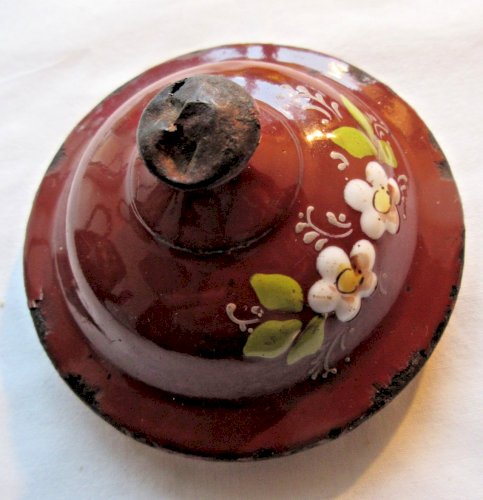 Cafetière en tôle émaillée grenat, décor en relief: Fruits, fleurs et feuilles