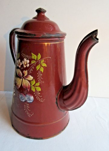 Cafetière en tôle émaillée grenat, décor en relief: Fruits, fleurs et feuilles