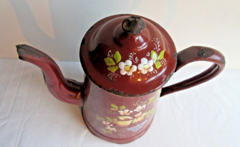 Cafetière en tôle émaillée grenat, décor en relief: Fruits, fleurs et feuilles