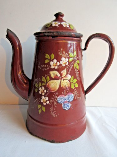 Cafetière en tôle émaillée grenat, décor en relief: Fruits, fleurs et feuilles