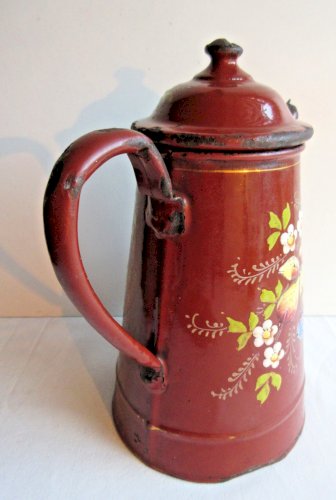 Cafetière en tôle émaillée grenat, décor en relief: Fruits, fleurs et feuilles
