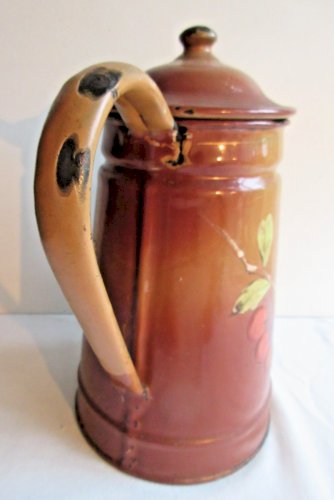 Cafetière en tôle émaillée marron, décor en relief: Oiseau et cerises
