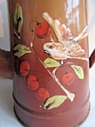Cafetière en tôle émaillée marron, décor en relief: Oiseau et cerises
