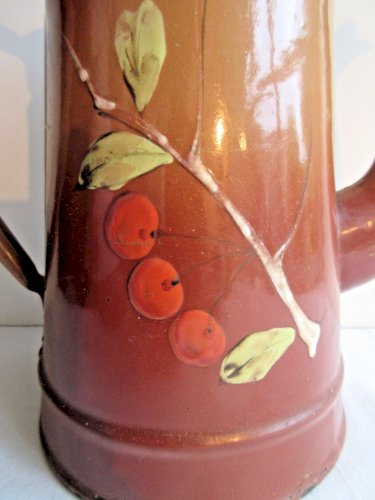 Cafetière en tôle émaillée marron, décor en relief: Oiseau et cerises