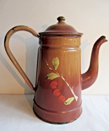 Cafetière en tôle émaillée marron, décor en relief: Oiseau et cerises