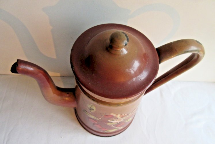 Cafetière en tôle émaillée marron, décor en relief: Oiseau et cerises