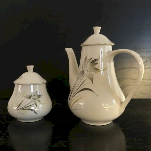 Cafetière et sucrier en porcelaine