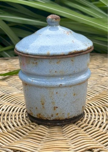 Cafetière rétro vintage émaillée bleu clair