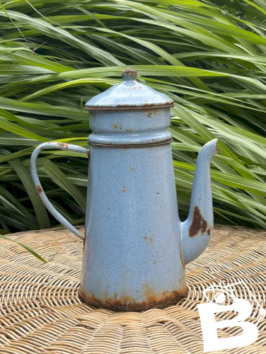 Cafetière rétro vintage émaillée bleu clair