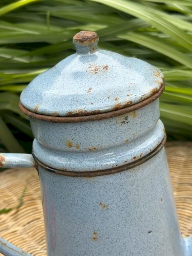 Cafetière rétro vintage émaillée bleu clair