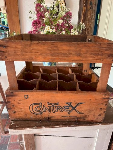 Caisse à bouteilles ancienne Contrex