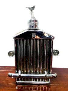 Calandre de ROLLS  ROYCE en gourde a wisky et boite a musique XX siècle