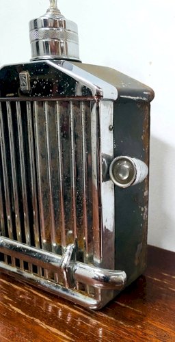 Calandre de ROLLS  ROYCE en gourde a wisky et boite a musique XX siècle