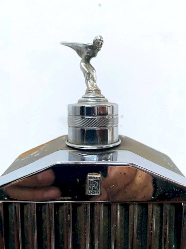 Calandre de ROLLS  ROYCE en gourde a wisky et boite a musique XX siècle