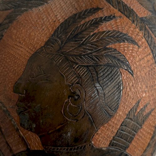 Calebasse noix sculptée fleurs guerrier Océanie début XXe M3899