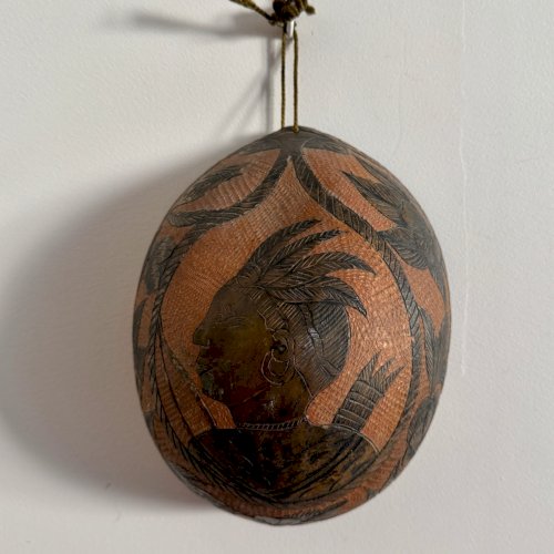 Calebasse noix sculptée fleurs guerrier Océanie début XXe M3899