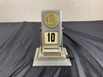 Calendrier perpétuel de bureau en métal 1930 .