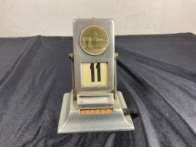 Calendrier perpétuel de bureau en métal 1930 .