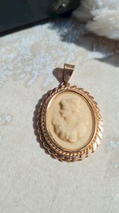 Camée pendentif en pierre volcanique du 19éme siècle