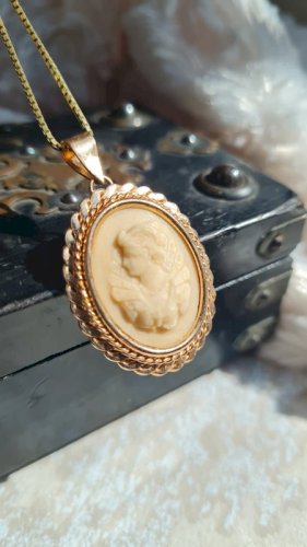 Camée pendentif en pierre volcanique du 19éme siècle