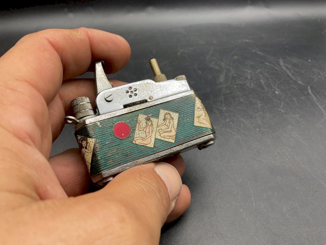 Camera Lighter - KKW - ESSENCE - 1940's Japan - Briquet MODEL ÉROTIQUE