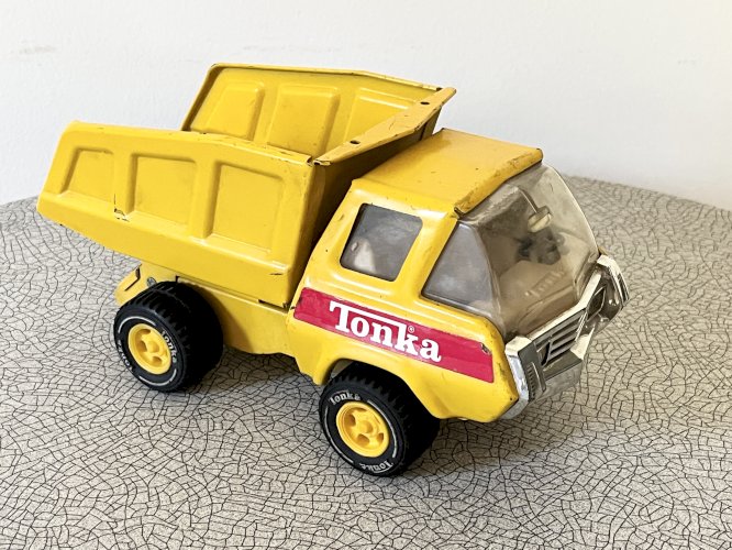 Camion Tonka benne basculante en tôle, jouet vintage
