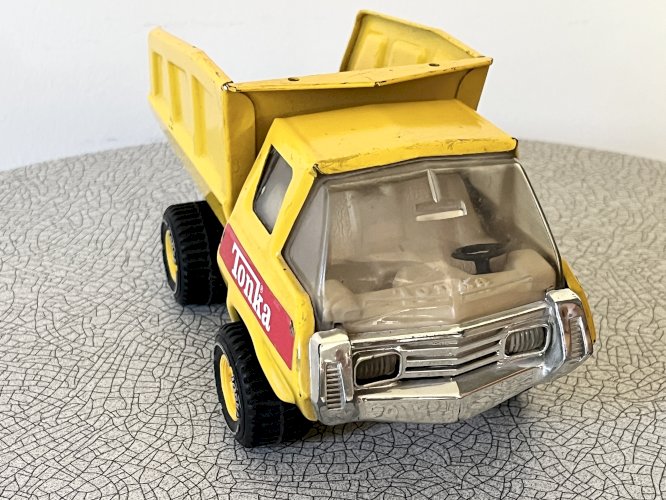 Camion Tonka benne basculante en tôle, jouet vintage
