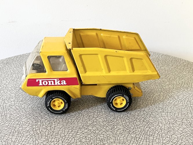Camion Tonka benne basculante en tôle, jouet vintage