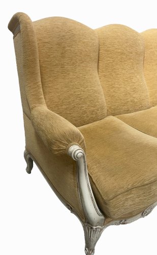 Canapé trois places a oreilles de style Louis XV en hetre patiné XX siècle