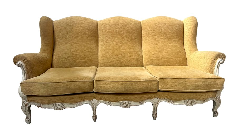 Canapé trois places a oreilles de style Louis XV en hetre patiné XX siècle