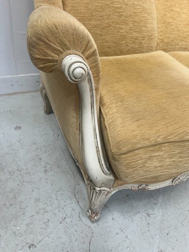 Canapé trois places a oreilles de style Louis XV en hetre patiné XX siècle