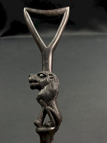 Canne d'apparat Makonde Tanzanie en ébène sculpté au lion