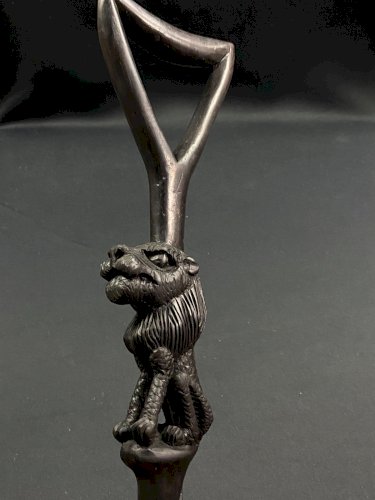Canne d'apparat Makonde Tanzanie en ébène sculpté au lion