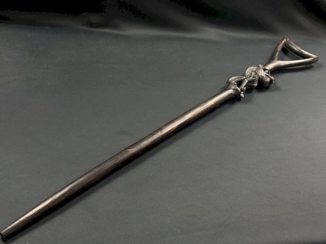 Canne d'apparat Makonde Tanzanie en ébène sculpté au lion