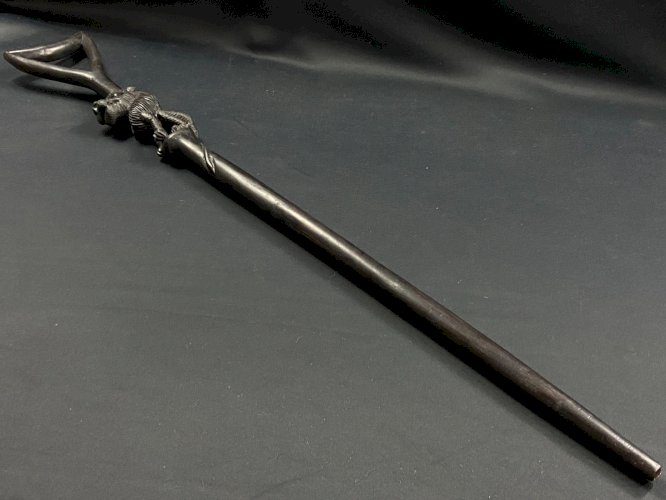 Canne d'apparat Makonde Tanzanie en ébène sculpté au lion