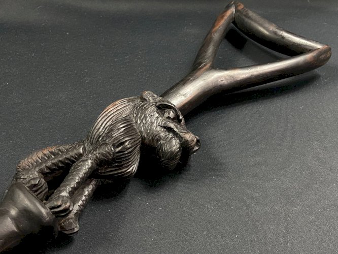 Canne d'apparat Makonde Tanzanie en ébène sculpté au lion