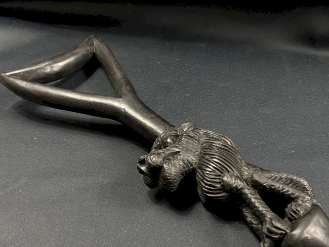 Canne d'apparat Makonde Tanzanie en ébène sculpté au lion