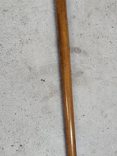 CANNE DE MARCHE EN BOIS AVEC POMMEAU EN ARGENT MASSIF N° 1