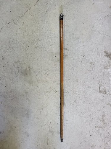 CANNE DE MARCHE EN BOIS AVEC POMMEAU EN ARGENT MASSIF N° 1