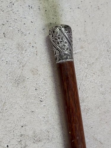 CANNE DE MARCHE EN BOIS AVEC POMMEAU EN ARGENT MASSIF N° 2