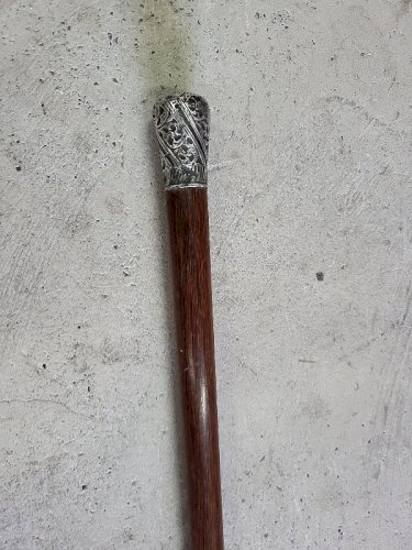 CANNE DE MARCHE EN BOIS AVEC POMMEAU EN ARGENT MASSIF N° 2